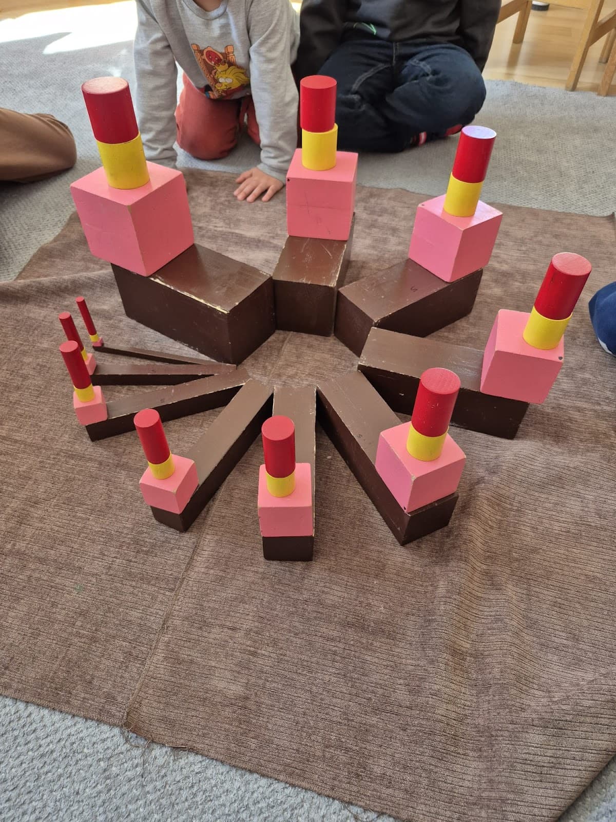Montessori sayı materyaliyle çalışan çocuk